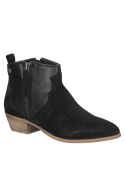 Calzado casual de cuero negro con taco bloque, perfecto para mujer.