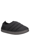 Pantufla negra de mujer con diseño acolchado moderno, ideal para un estilo casual y comodidad en climas fríos.