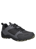 Zapatilla atlética gris para hombre, con paneles de caucho que brindan soporte adicional en áreas de mayor desgaste.