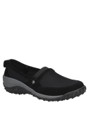 zapatilla negra de mujer con estructura híbrida de cuero textil, combina estilo y funcionalidad.
