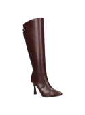 bota larga de cuero café con detalle de hebilla, ofrece elegancia y sofisticación para ocasiones especiales.