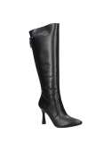 Bota femenina de cuero negro, estilo vestir, caña alta que alarga la figura.