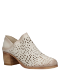 Calzado de cuero beige para mujer, escote en el empeine que realza el estilo casual elegante.