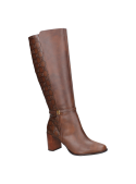 bota de cuero café estilo casual, con horma estructurada y detalle metálico, perfecta para ambientes laborales informales.