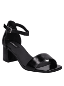 Sandalia de fiesta en cuero negro, estilo moderno y clásico, perfecta para ocasiones especiales.