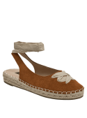 Alpargata de mujer en cuero camel con suela artesanal de yute y estilo veraniego.