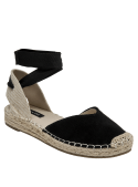 Elegante alpargata de cuero negro con punta cerrada, ideal para primavera-verano.