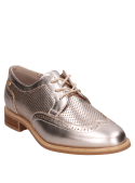 Zapato oxford de cuero dorado metálico, ideal para un look casual elegante.