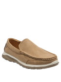 Zapato mocasín de cuero camel, diseño versátil con suela blanca, adecuado para oficina o reuniones informales.