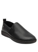calzado negro de cuero femenino, diseño sencillo y sofisticado, perfecto para el día a día.