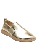 Zapato casual dorado de cuero, combina con jeans o vestidos para un estilo veraniego.