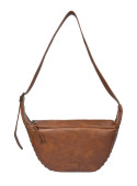 Bandolera de mujer color camel en PU con diseño rústico y detalles urbanos de tachuelas.