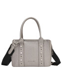 Versátil bandolera gris con tachas y textura graneada, combina con jeans o vestidos para un look chic.