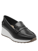 Mocasín femenino en cuero negro, ideal para estilo smart casual por su comodidad y sofisticación.