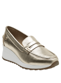 Mocasín femenino en cuero dorado, sofisticado y versátil para combinar con jeans o faldas.