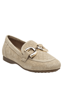 Mocasín de mujer en cuero beige con hebilla metálica sobre el empeine.