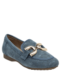 Mocasín de cuero azul con adorno metálico, ideal para un look casual chic femenino.