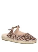 Alpargata de cuero animal print leopardo, perfecta para atuendos casuales y contrastantes.
