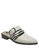 Calzado de cuero beige para mujer, estilo casual, con hebilla redonda y diseño audaz.