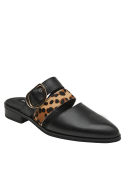 Elegante zapato de cuero negro para mujer con detalle animal print y hebilla dorada, versátil para oficina.