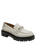 Zapato formal beige de cuero para mujer, suela gruesa negra, versátil para looks casuales y chic.