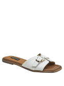 Textura lisa del cuero blanco en sandalia casual de mujer, sensación de limpieza y sofisticación.
