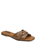 Calzado de cuero café para mujer, diseño minimalista con tira ancha y hebilla dorada, versátil y chic.