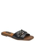 Sandalia de mujer en cuero negro, estilo minimalista, perfecta para eventos casuales.
