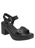 Sandalia de cuero negro con diseño moderno y textura reptil, versátil para ocasiones formales e informales.