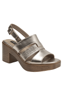 Elegante sandalia de cuero plateado con taco block y detalles metálicos.