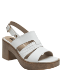 Sandalia de cuero blanco con tiras cruzadas y hebilla dorada, estilo casual para mujer.