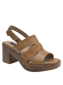 Sandalia casual camel de cuero para mujer con tiras cruzadas.