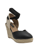 Alpargata casual de cuero negro, perfecta para salidas informales y eventos al aire libre.