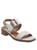 Sandalia de mujer en cuero blanco, diseño elegante con hebilla carey, perfecta para ocasiones casuales.