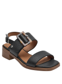 Sandalia de cuero negro para mujer, versátil y combinable con vestidos o jeans.
