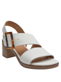 Sandalia de cuero blanco con textura granulada y taco medio ancho, versátil para diversas ocasiones.