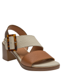 Sandalia de cuero camel con diseño moderno, hebilla decorativa y taco estable para eventos diurnos.