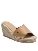 Sandalia versátil de cuero camel para mujer, estilo boho chic, ideal para climas cálidos y looks casuales.
