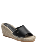 Sandalia de cuero negro con acabado pulido y sofisticado, ideal para primavera y verano.