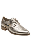 Zapato oxford de cuero dorado femenino, diseño moderno con cordones dorados y patrón perforado.