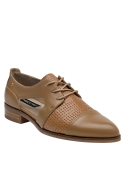 Elegante zapato camel de cuero para mujer, versátil para eventos empresariales y salidas elegantes.