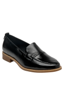 Mocasín femenino en cuero negro charolado, versátil para otoño e invierno, look sofisticado.
