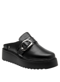 Zapato mule negro de cuero con suela gruesa, perfecto para combinar con looks casuales o formales.