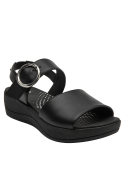 Sandalia de cuero negro para mujer, estilo sobrio con hebilla metálica y plataforma baja.