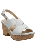 Sandalia de cuero blanco con tiras cruzadas y hebilla dorada, diseño casual y moderno para mujer.