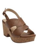 Elegante sandalia camel con plataforma que imita el corcho, ideal para looks bohemios.