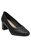 Zapato casual de cuero negro con detalles calados en forma de flores, cómodo para largas jornadas.