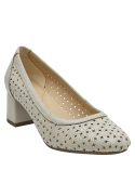 Calzado de cuero blanco para mujer, estilo romántico y vintage con detalles modernos.