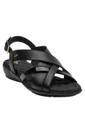 Cuero negro suave con hebilla dorada en sandalia casual de mujer, diseño atemporal.