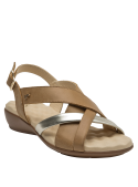 Sandalia de cuero camel para mujer, perfecta para reuniones informales y salidas a almorzar.
